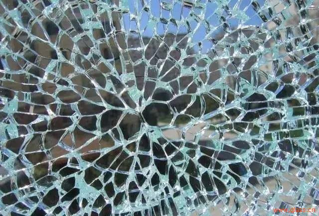 钢化玻璃容易自爆的原因有哪些？
